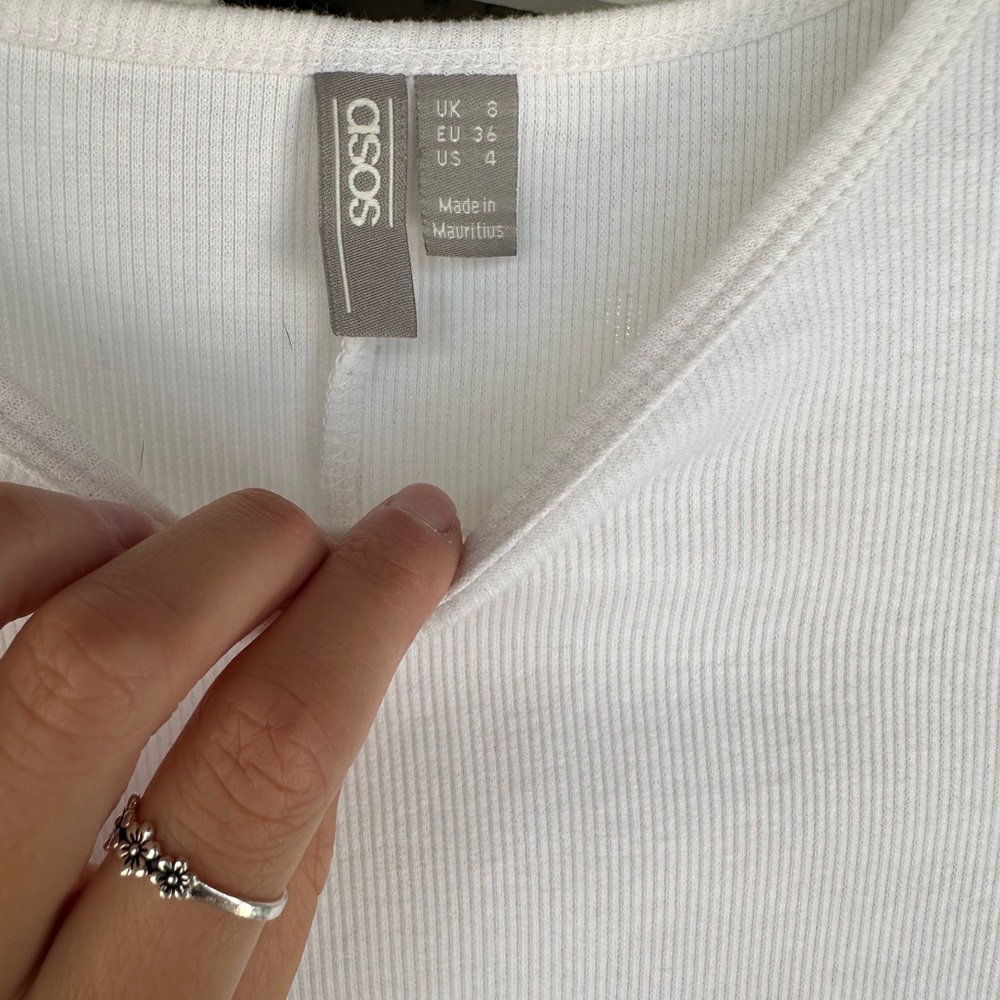 White crop top with ruffle detail size 4 - Picture 2 of 2
